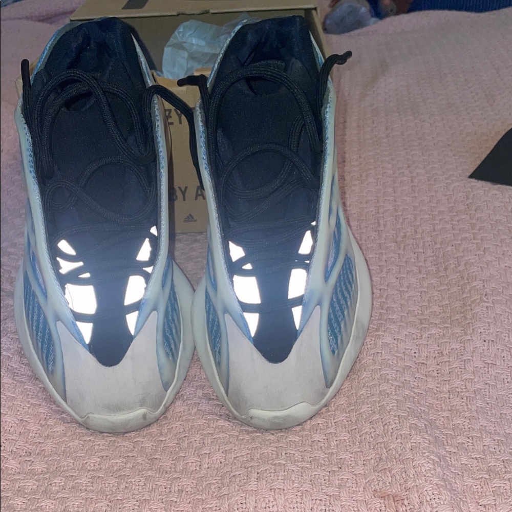 Yeezy Sneakers in Black and White like new very good condition box included